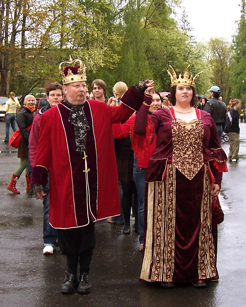 Yläkaupungin kuningaskunnan hallitsijapari kuningatar Luna I ja puolisonsa Auvo johtavat poloneesia Alvarin aukiolla vuonna 2006. Kuvaaja tuntematon
